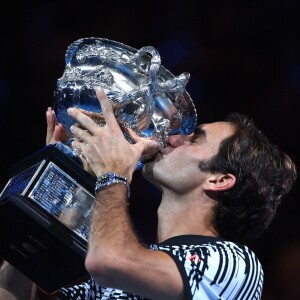 La joie de Roger Federer était spectaculaire à l'issue de sa victoire contre Rafael Nadal en finale de l'Open d'Australie, le 29 janvier 2017 à Melbourne. Vainqueur en cinq sets au terme d'un match d'une intensité folle, le Suisse ajoute un 18e succès en Grand Chelem à sa carrière.