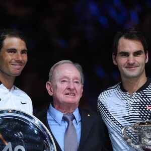 La joie de Roger Federer était spectaculaire à l'issue de sa victoire contre Rafael Nadal en finale de l'Open d'Australie, le 29 janvier 2017 à Melbourne. Vainqueur en cinq sets au terme d'un match d'une intensité folle, le Suisse ajoute un 18e succès en Grand Chelem à sa carrière.