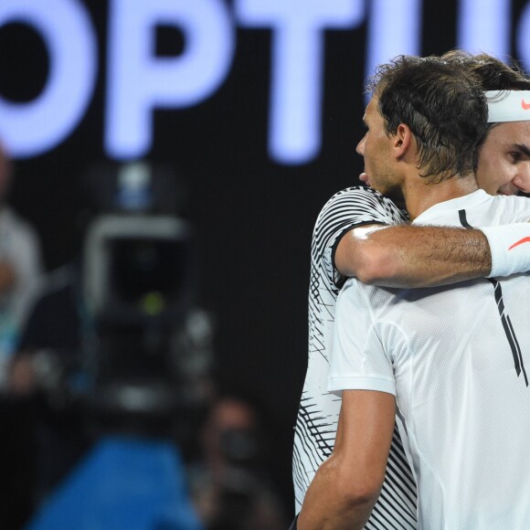 La joie de Roger Federer était spectaculaire à l'issue de sa victoire contre Rafael Nadal en finale de l'Open d'Australie, le 29 janvier 2017 à Melbourne. Vainqueur en cinq sets au terme d'un match d'une intensité folle, le Suisse ajoute un 18e succès en Grand Chelem à sa carrière.