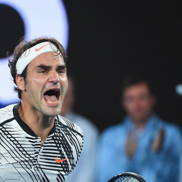 La joie de Roger Federer était spectaculaire à l'issue de sa victoire contre Rafael Nadal en finale de l'Open d'Australie, le 29 janvier 2017 à Melbourne. Vainqueur en cinq sets au terme d'un match d'une intensité folle, le Suisse ajoute un 18e succès en Grand Chelem à sa carrière.