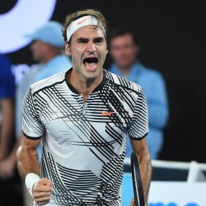 La joie de Roger Federer était spectaculaire à l'issue de sa victoire contre Rafael Nadal en finale de l'Open d'Australie, le 29 janvier 2017 à Melbourne. Vainqueur en cinq sets au terme d'un match d'une intensité folle, le Suisse ajoute un 18e succès en Grand Chelem à sa carrière.