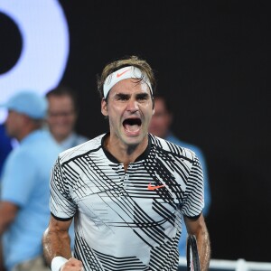 La joie de Roger Federer était spectaculaire à l'issue de sa victoire contre Rafael Nadal en finale de l'Open d'Australie, le 29 janvier 2017 à Melbourne. Vainqueur en cinq sets au terme d'un match d'une intensité folle, le Suisse ajoute un 18e succès en Grand Chelem à sa carrière.