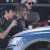 Exclusif - Hilary Duff déjeune en terrasse à Los Angeles avec son nouveau compagnon Matthew Koma le 15 janvier 2017.