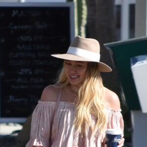 Hilary Duff se promène avec son nouveau compagnon Matthew Koma dans le quartier de Santa Barbara à Los Angeles le 15 janvier 2017.