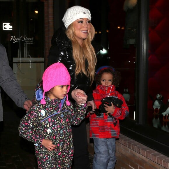 Exclusif - Prix spécial - Mariah Carey fait du shopping avec ses enfants Moroccan et Monroe dans la boutique Louis Vuitton avec une coupe de champagne à la main à Aspen dans le Colorado le 23 décembre 2016.