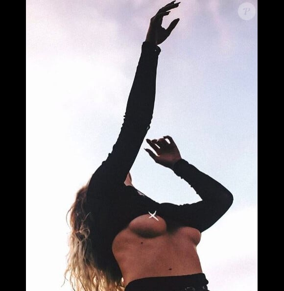 Juliette Marsault de "Secret Story 5" dévoile presque sa poitrine lors d'un shooting - Instagram, janvier 2017