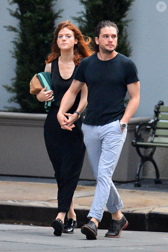 Exclusif - Kit Harington se promène avec sa compagne Rose Leslie à New York le 1er septembre 2016.