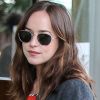 Exclusif - Prix Spécial - No Web No Blog - Dakota Johnson avec un mystérieux inconnu (qui porte un bague de mariage) sortent du magasin d'alimentation naturelle Erewhon à Los Angeles, Californie, Etats-Unis, le 5 janvier 2017.  Exclusive - Actress Dakota Johnson is seen with a mystery guy, who was wearing a ring on his wedding finger, as they left Erewhon market in Los Angeles, CA, USA on January 5, 2017. The 'Fifty Shades of Grey' star wore Gucci loafers and a plaid maxi dress.05/01/2017 - Los Angeles