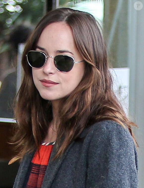 Exclusif - Prix Spécial - No Web No Blog - Dakota Johnson avec un mystérieux inconnu (qui porte un bague de mariage) sortent du magasin d'alimentation naturelle Erewhon à Los Angeles, Californie, Etats-Unis, le 5 janvier 2017.  Exclusive - Actress Dakota Johnson is seen with a mystery guy, who was wearing a ring on his wedding finger, as they left Erewhon market in Los Angeles, CA, USA on January 5, 2017. The 'Fifty Shades of Grey' star wore Gucci loafers and a plaid maxi dress.05/01/2017 - Los Angeles