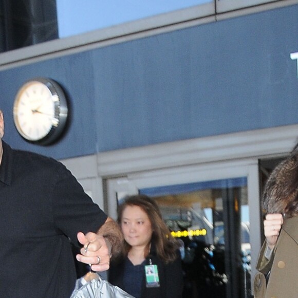 George Clooney et sa femme Amal Alamuddin-Clooney (enceinte) arrivent à l'aéroport à Los Angeles le 27 janvier 2017