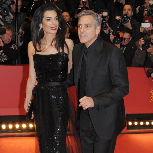 George Clooney et sa femme Amal Alamuddin Clooney sur le tapis rouge du film "Hail Caesar!" lors du 66e Festival International du Film de Berlin, la Berlinale, le 11 février 2016.