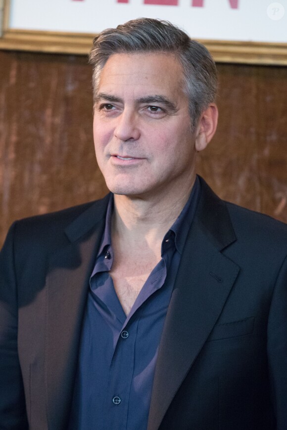 George Clooney lors du photocall du film "Monuments Men" à l'hôtel Bristol à Paris le 12 février 2004.