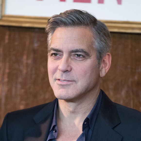George Clooney lors du photocall du film "Monuments Men" à l'hôtel Bristol à Paris le 12 février 2004.