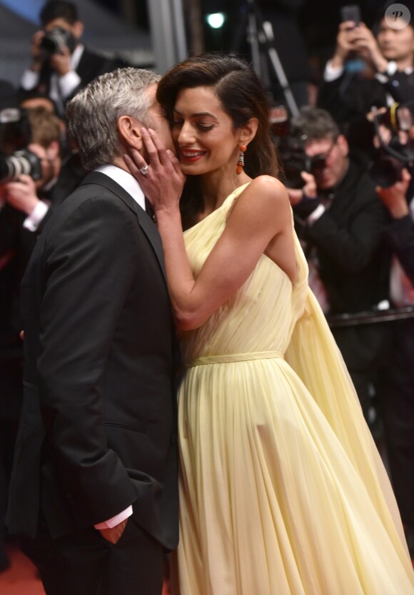 George Clooney et sa femme Amal Alamuddin Clooney (bijoux Cartier) - Descente des marches du film "Money Monster" lors du 69e Festival International du Film de Cannes. Le 12 mai 2016. © Giancarlo Gorassini/Bestimage