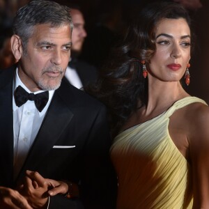 George Clooney et sa femme Amal Alamuddin Clooney (bijoux Cartier) - Descente des marches du film "Money Monster" lors du 69e Festival International du Film de Cannes. Le 12 mai 2016. © Giancarlo Gorassini/Bestimage