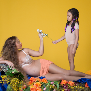 Beyoncé Knowles est enceinte de jumeaux. Elle pose avec sa fille Blue Ivy. Photo publiée sur son site officiel, le 2 février 2017
