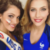 Iris Mittenaere et Camille Cerf complices à Lille en marge d'un match de football, en 2016.