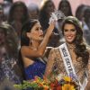 Iris Mittenaere et Pia Wurtzbach, Miss Univers 2015 - La Française Iris Mittenaere couronnée Miss Univers; Choisie face à ses 85 concurrentes, la Française Iris Mittenaere a été élue lundi 30 janvier Miss Univers lors d'un concours télévisé organisé à Manille, aux Philippines le 30 janvier 2017. © Linus Guardian Escandor Ii via ZUMA Wire / Bestimage