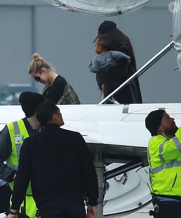 Kim et Khloé Kardashian avec leurs enfants North et Saint West descendent d'un avion à l'aéroport Van Nuys de Los Angeles le 3 février 2017.