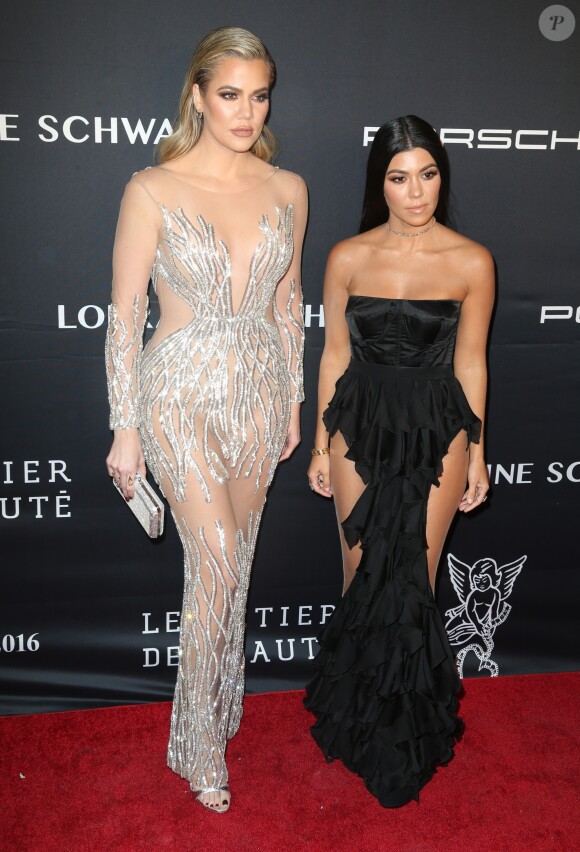 Khloe Kardashian et sa soeur Kourtney Kardashian au Gala 2016 "Angel Ball hosted by Gabrielle's Angel Foundation for Cancer Research", qui honore, entre autres, Robert Kardashian, à New York, le 21 novembre 2016.
