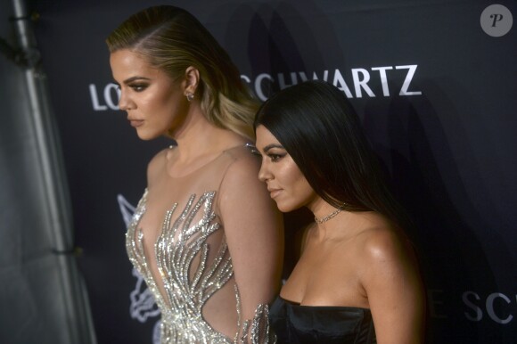 Khloe Kardashian et sa soeur Kourtney Kardashian lors du Gala 2016 "Angel Ball hosted by Gabrielle's Angel Foundation for Cancer Research", qui honore, entre autres, Robert Kardashian, à New York, le 21 novembre 2016. © Future-Image via ZUMA Press/Bestimage