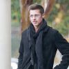 Exclusif - Brad Pitt et un ami bravent la pluie à Los Angeles pour aller vers un studio à pied le 23 janvier 2017