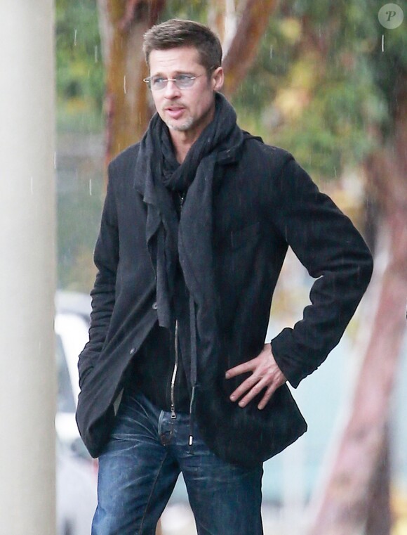Exclusif - Brad Pitt et un ami bravent la pluie à Los Angeles pour aller vers un studio à pied le 23 janvier 2017