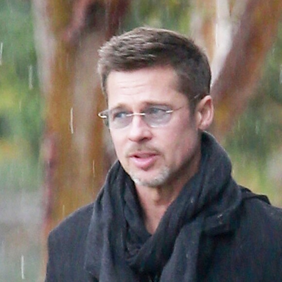 Exclusif - Brad Pitt et un ami bravent la pluie à Los Angeles pour aller vers un studio à pied le 23 janvier 2017