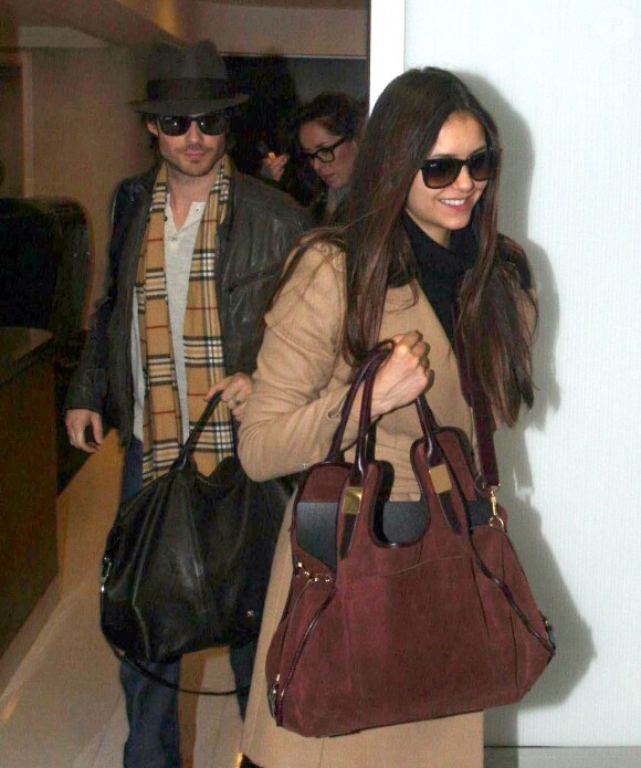 Nina Dobrev et Ian Somerhalder a l'aeroport de Los Angeles, le 26 decembre 2012.