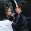 Kim Kardashian et Kanye West arrivent chez des amis avec leurs enfants North et Saint West à Los Angeles, le 5 février 2017