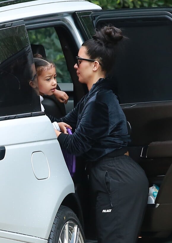 Kim Kardashian et Kanye West arrivent chez des amis avec leurs enfants North et Saint West à Los Angeles, le 5 février 2017