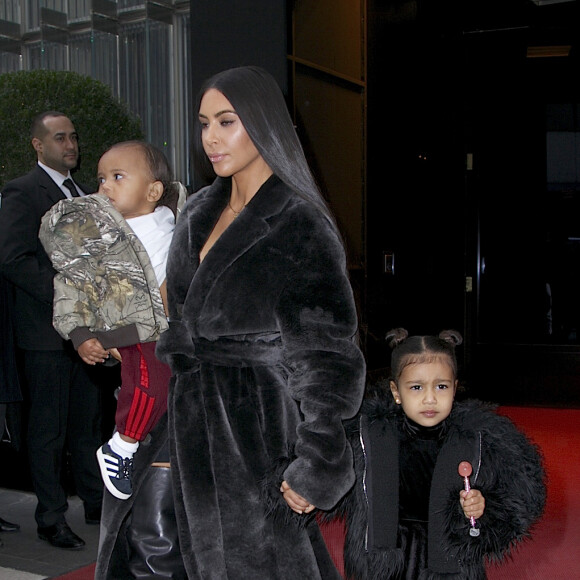 Kim Kardashian et ses enfants Saint et North West sortent de leur hôtel à New York, le 1er février 2017.