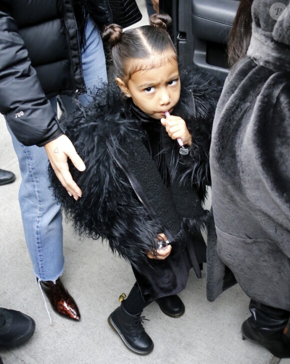 North West sort avec sa mère K Kardashian et son frère de leur hôtel à New York, le 1er février 2017.