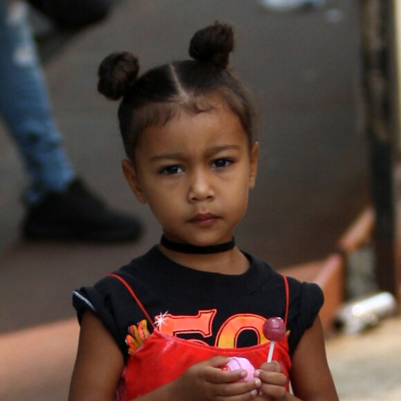 Kanye West et sa fille North West se promènent dans le quartier de Soho à New York, le 10 septembre 2016