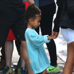 North West et Saint West se promènent avec leurs nounous dans les rues de New York, le 7 septembre 2016