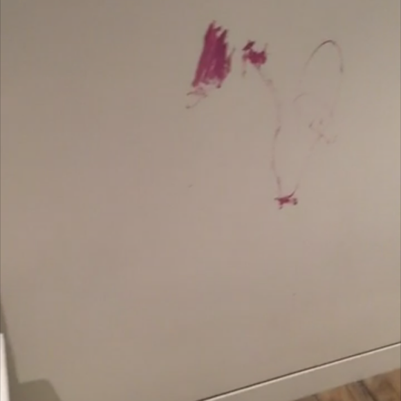 Kim Kardashian révélant la dernière trouvaille de sa fille North, qui a utilisé du vernis à ongle mauve pour repeindre certains objets de sa chambre ainsi qu'un mur blanc (le 7 février 2017).