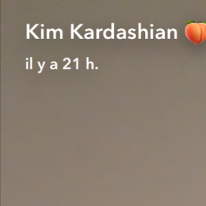 Kim Kardashian révélant la dernière trouvaille de sa fille North, qui a utilisé du vernis à ongle mauve pour repeindre certains objets de sa chambre ainsi qu'un mur blanc (le 7 février 2017).