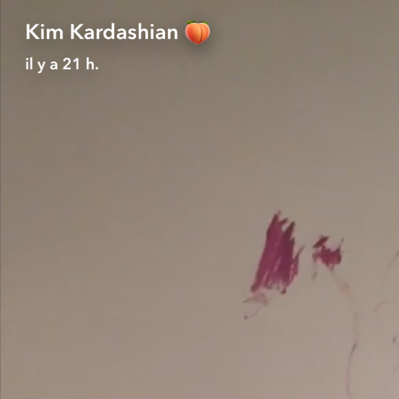 Kim Kardashian révélant la dernière trouvaille de sa fille North, qui a utilisé du vernis à ongle mauve pour repeindre certains objets de sa chambre ainsi qu'un mur blanc (le 7 février 2017).