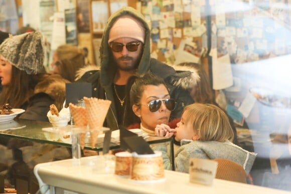 Exclusif - Kourtney Kardashian avec son compagnon Scott Disick et leurs enfants Mason, Penelope et Reign font du shopping à Aspen le 30 décembre 2016