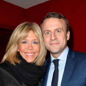 Exclusif - Emmanuel Macron et sa femme Brigitte (Brigitte Trogneux)  - Représentation de la pièce "Pleins Feux" au théâtre Hébertot à Paris le 2 février 2017. © Coadic Guirec/Bestimage