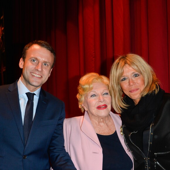 Exclusif - Exclusif - Line Renaud, Emmanuel Macron et Brigitte Macron (Brigitte Trogneux) - Représentation de la pièce "Pleins Feux" au théâtre Hébertot à Paris le 2 février 2017. © Coadic Guirec/Bestimage - Représentation de la pièce "Pleins Feux" au théâtre Hébertot à Paris le 2 février 2017. © Coadic Guirec/Bestimage