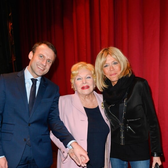 Exclusif - Exclusif - Line Renaud, Emmanuel Macron et Brigitte Macron (Brigitte Trogneux) - Représentation de la pièce "Pleins Feux" au théâtre Hébertot à Paris le 2 février 2017. © Coadic Guirec/Bestimage - Représentation de la pièce "Pleins Feux" au théâtre Hébertot à Paris le 2 février 2017. © Coadic Guirec/Bestimage