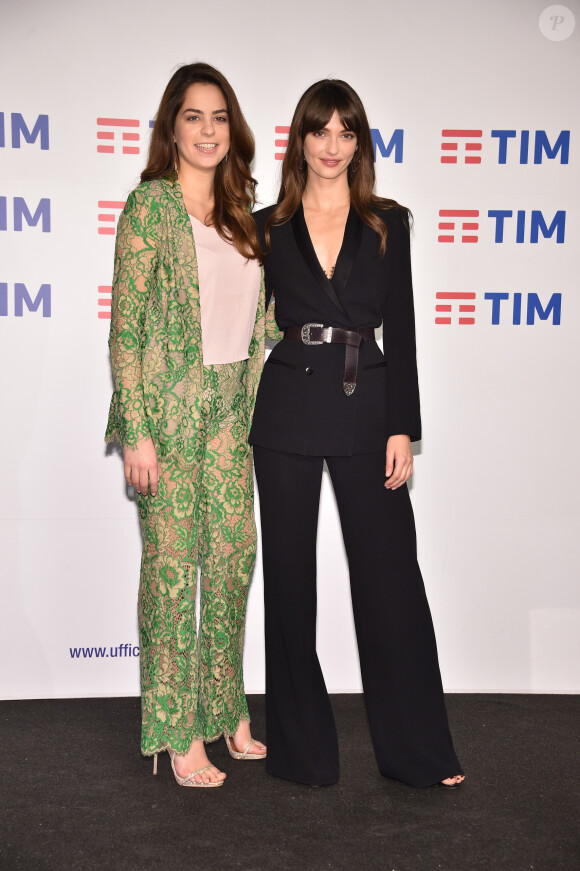 Anouchka Delon et Annabelle Belmondo lors du 67e festival de la chanson italienne à San Remo, Italie, le 10 février 2017.