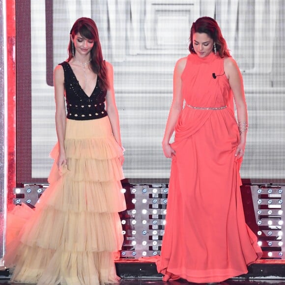 Annabelle Belmondo et Anouchka Delon lors du 67e Sanremo Festival 2017 au Teatro Ariston, San Remo, le 9 février 2017.