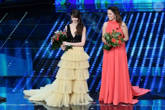Annabelle Belmondo et Anouchka Delon lors du 67e Sanremo Festival 2017 au Teatro Ariston, San Remo, le 9 février 2017.