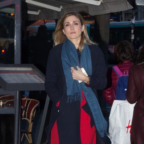 Exclusif - Julie Gayet arrive à la 22e cérémonie des Lauriers de la Radio et de la Télévision, organisée par le Club Audiovisuel de Paris, au théâtre du Châtelet, à Paris, France, le 13 février 2017.