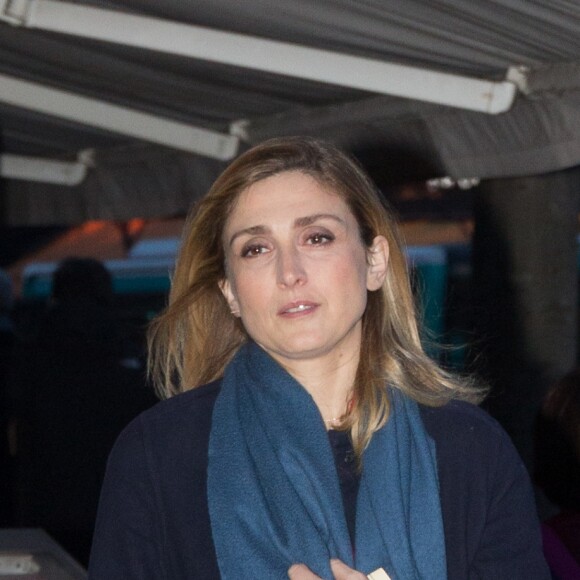 Exclusif - Julie Gayet arrive à la 22e cérémonie des Lauriers de la Radio et de la Télévision, organisée par le Club Audiovisuel de Paris, au théâtre du Châtelet, à Paris, France, le 13 février 2017.