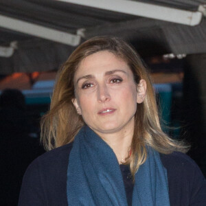 Exclusif - Julie Gayet arrive à la 22e cérémonie des Lauriers de la Radio et de la Télévision, organisée par le Club Audiovisuel de Paris, au théâtre du Châtelet, à Paris, France, le 13 février 2017.