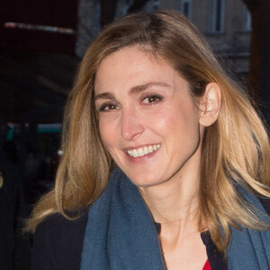 Exclusif - Julie Gayet arrive à la 22e cérémonie des Lauriers de la Radio et de la Télévision, organisée par le Club Audiovisuel de Paris, au théâtre du Châtelet, à Paris, France, le 13 février 2017.