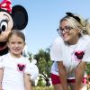 Jamie Lynn Spears, son mari Jamie Watson et sa fille Maddie posent avec Minnie devant le château de Cendrillon à Disney à Lake Buena Vista, le 14 août 2014.